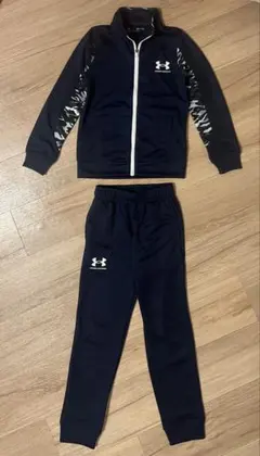 【日曜限定・大幅値下げ】UNDER ARMOUR ジャージ上下セット130cm