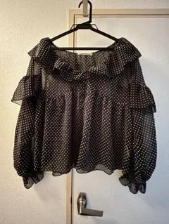 水玉模様のフリルブラウス