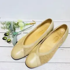 銀座ヨシノヤ✨パンプス　パンチング24.5cm 大きめベージュ 切り替え　幾何学のサムネイル