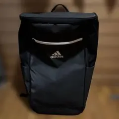 adidas ブラック バックパック フロントポケット付き