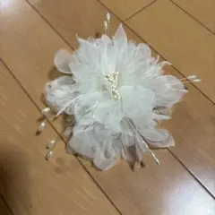 髪飾り　コサージュ、白い花
