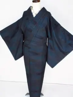 新古品！本場縞大島＊モダンタテ柄＊黒＊本場大島紬＊着物＊袷＊１６１ｃｍ＊裄６７ 新古品！本場縞大島＊本場大島紬＊泥染＊粋＊森絹織物＊訪問着