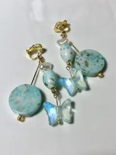 ハンドメイド　イヤリング　水色　蝶