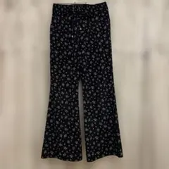 黒地に青の小花柄ワイドパンツ