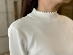エムプルミ　ホワイト パール装飾 ハイネック ニット