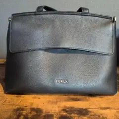 FURLA レザー ブラック ハンドバッグ ショルダーストラップ付き