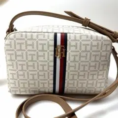 Tommy Hilfiger モノグラム カメラバッグ トリコロール 金ロゴのサムネイル