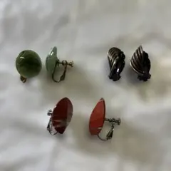 イヤリング3個セット　緑色の石　赤色の石　ネジバネ式イヤリングのセット　ストーン