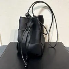 編み込みデザイン ショルダーバッグ　黒色
