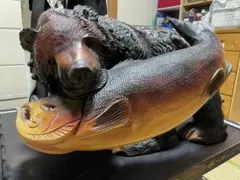 クマと魚の木製彫刻 約60cm