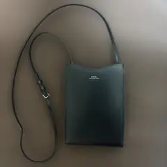 A.P.C. スマホショルダーバッグ ブラック