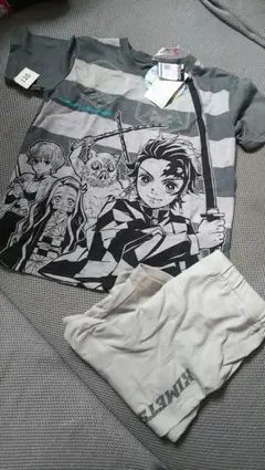 鬼滅の刃新品未使用タグ付き光るパジャマ蓄光竈門炭治郎我妻善逸嘴平伊之助