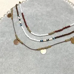 エスニックゴールドカラーディスクチャームカラフルビーズ3連ネックレス白黒茶色青