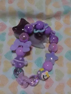 紫色のビーズとキャラクターの携帯ストラップ