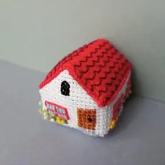 ミニチュアハウス　ピンクッション　針山　お家　レッド×ホワイト