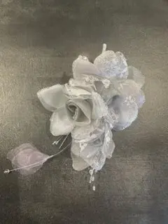 グレー系花のコサージュ　結婚式など