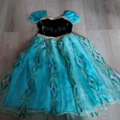 フリル付き青色ドレス