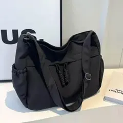 ショルダーバッグ ブラック キャンバス 通勤通学 タッセル シンプル 大容量 黒