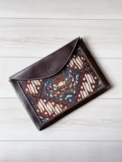 装飾的なパターンのレザークラッチバッグ