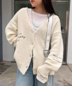 美品CIAOPANIC TYPYポイントロゴ刺繍　ニットカーディガン