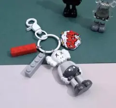 KAWS風・アートキーチャーム　キーホルダー　グレー1個