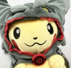 ポケモンセンター限定「黒いレックウザのポンチョを着たピカチュウ」のぬいぐるみ