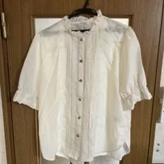 フリル付きホワイト半袖シャツ