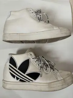 【値下げ】adidas ロゴ入りインヒールスニーカー ホワイト/ブラック