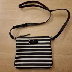 kate spade 黒と白のストライプショルダーバッグ