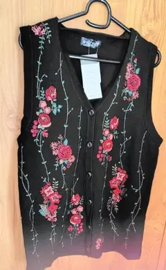 花柄刺繍 メリノウール 黒花刺繍ニットベスト M-L