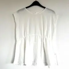 美品アフタヌーンティーホワイト 半袖 カットソー　バックボタンのサムネイル