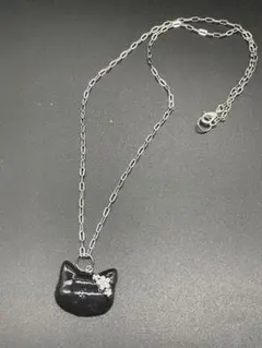 猫の形の黒いネックレス 花のモチーフ付き