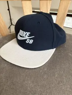 NIKE SB ネイビー/ホワイト スナップバックキャップ