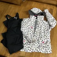 子供用スキーウェア 白と黒のハート模様