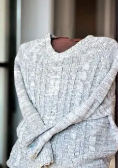 グレー ケーブル編み 長袖ニットセーター