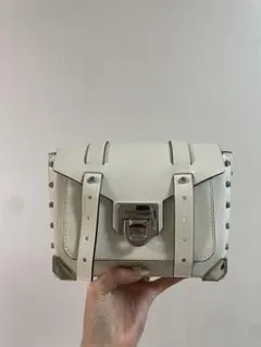 ホワイト レザー スタッズ クロスボディバッグ