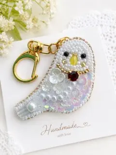 【7月の誕生石 ルビーカラーのインコチャーム】ビーズ刺繍キーホルダーのサムネイル