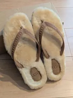 UGG ベージュ ファー サンダル - メルカリ