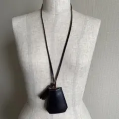 LOEWE ロエベ ネックストラップ付レザークロシェット（キーケース