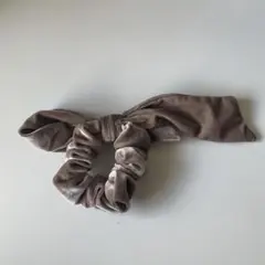 ベロアシュシュ　リボン　ベージュ