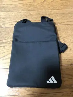 adidas アディダス ショルダーバッグ ブラック ロゴ入りのサムネイル