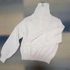 ライトグレー ハイネックニットセーター