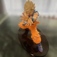 孫悟空 フィギュア 超サイヤ人　攻撃ポーズ　台座付き