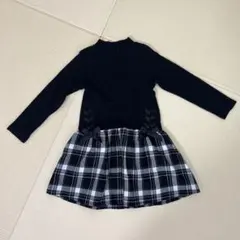 黒いハイネックとチェック柄ワンピース