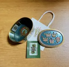 青山デカーボ ネコのトランプ缶2 缶とステッカー(お菓子、マグネット無し)