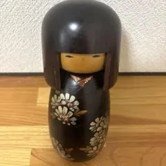 ◆卯三郎こけし　「花衣（レッド）」敷板、本体　名札　未使用品　レア ◇卯三郎こけし「花衣（レッド）」敷板、本体名札未使用品レア