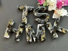 T イニシャルキーホルダー　ブラック　マーブル　アルファベット　レジン　チャーム