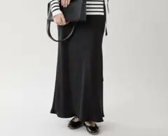 【2025年モデル 美品】IENA ダブルサテンスカートSIZE:40 ブラック
