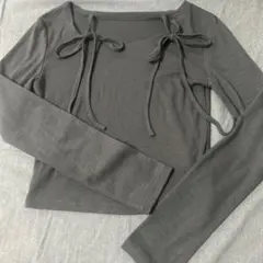 リボン付きグレー長袖Tシャツ