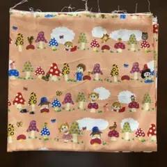 オレンジ色のキノコ柄綿生地